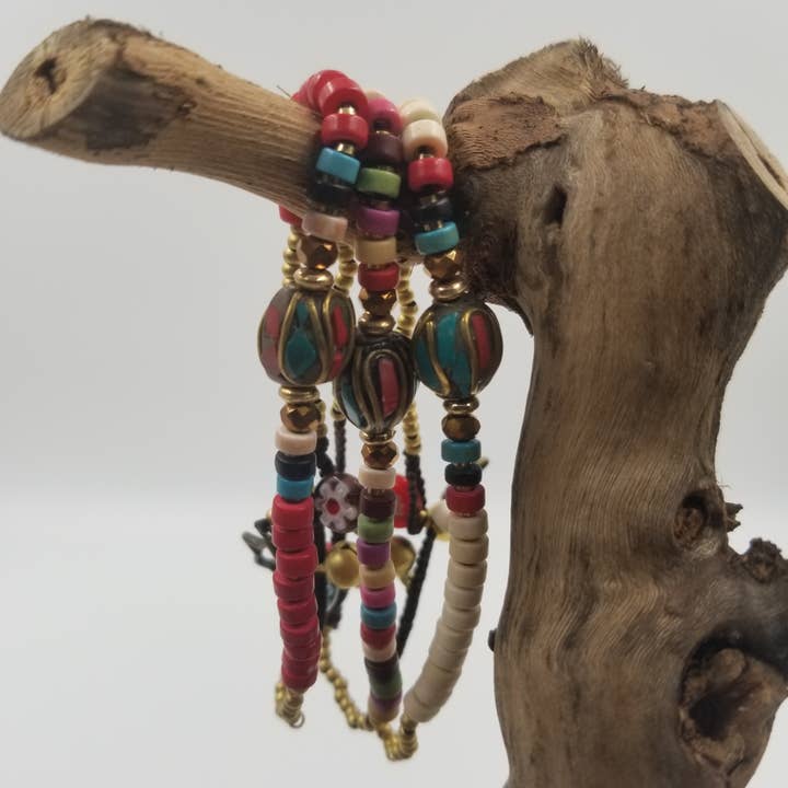 Braccialetto vintage con perline in pietra naturale nepalese fatto e ulteriori Risultati per comprare abbigliamento firmato all'ingrosso. Resi gratuiti e termini di pagamento a 60 giorni su Faire in tendenza su Faire.