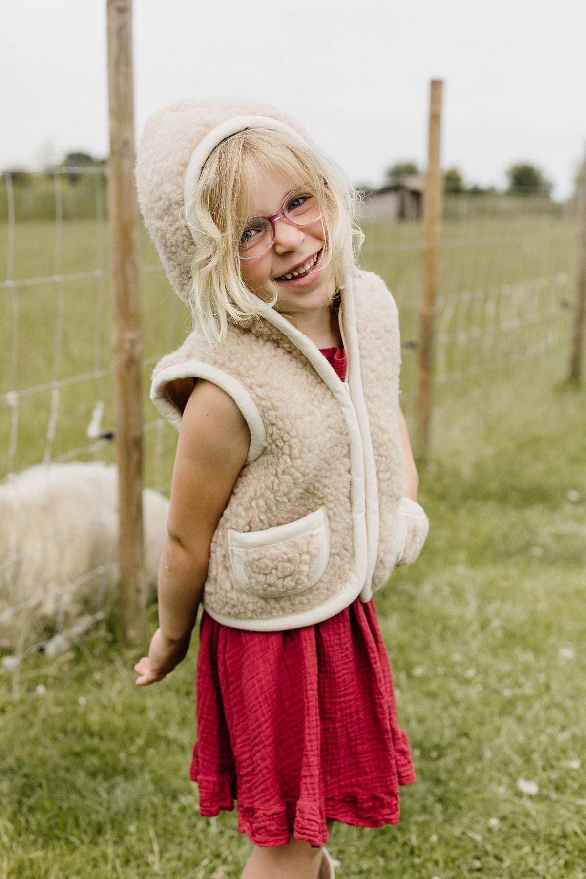 Moonrise – Engroshandel Vest - Børn – Børnevest i uld med hætte og lynlås, kamelfarvet3