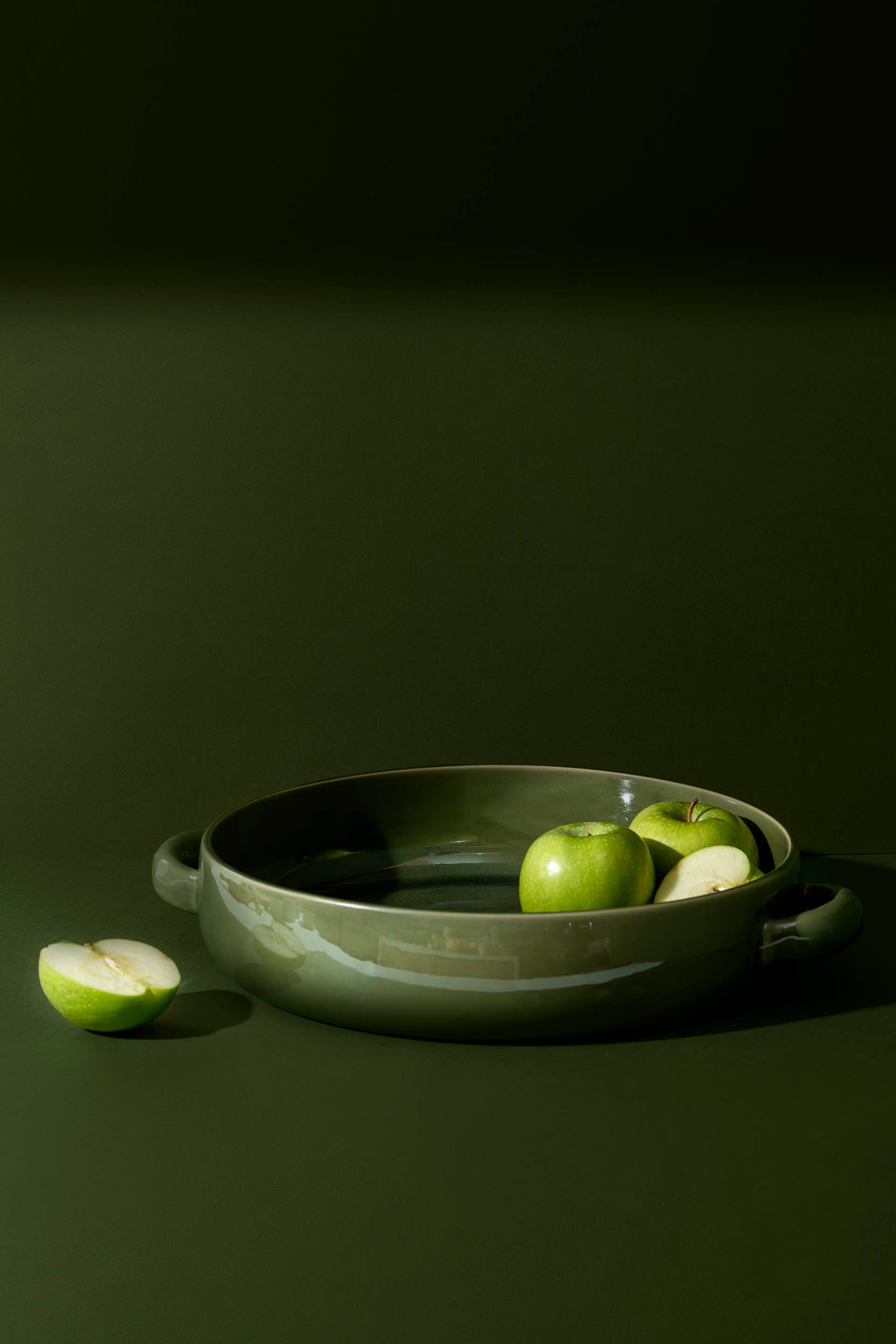 GHARYAN Stoneware & Olive Wood Tableware | Ships from USA – wholesale Serveringsfat – Stengods serveringsplatta med handtag 13,4"5