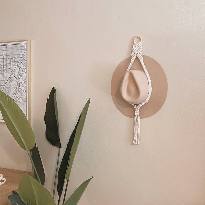 Cintre à chapeau simple en macramé pour la vente par Knot and Olive