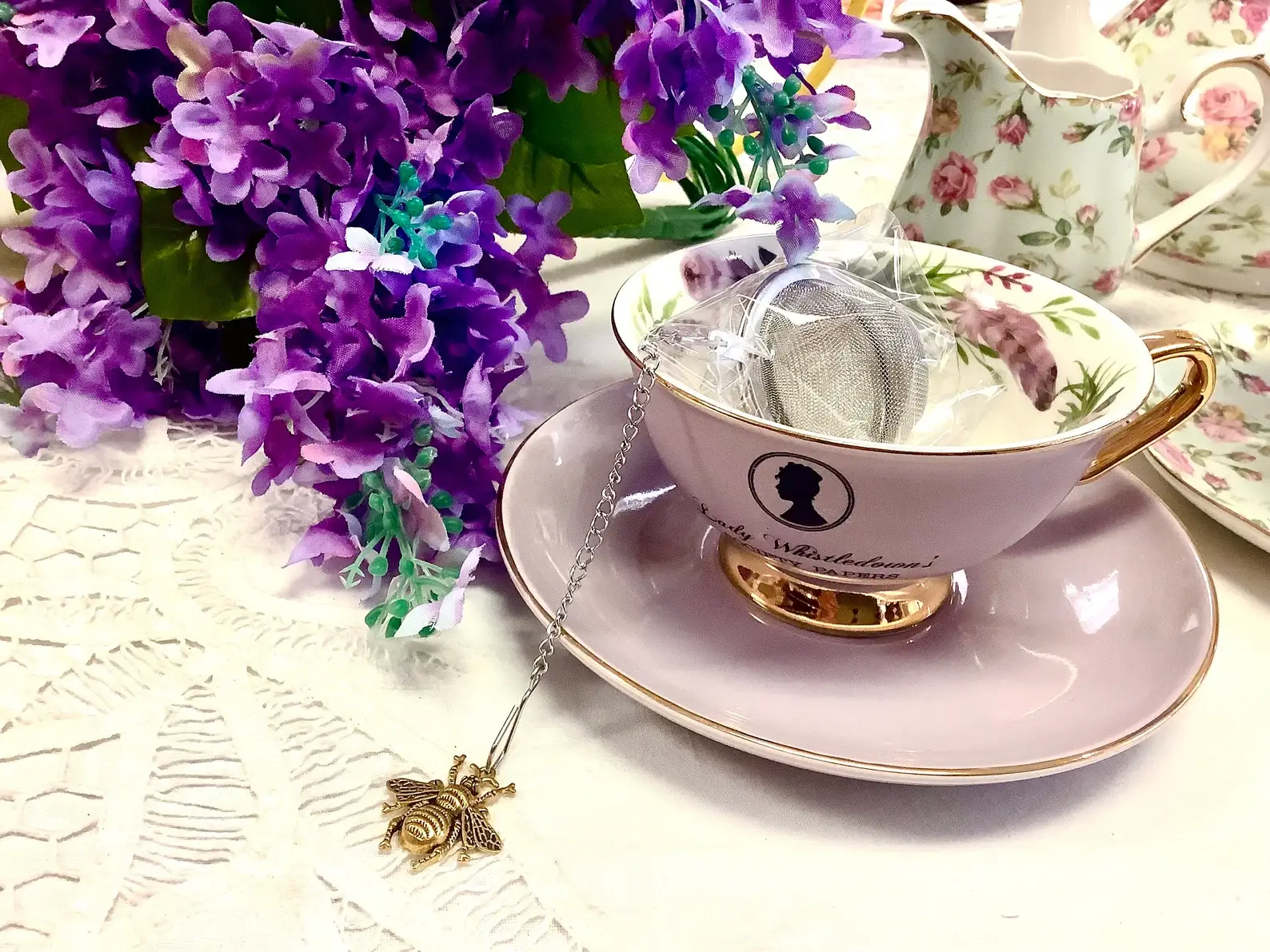 All Little Cute Things – wholesale Tea strainer/infuser – Tea Ball Infuser Regency. The Gold Bee2