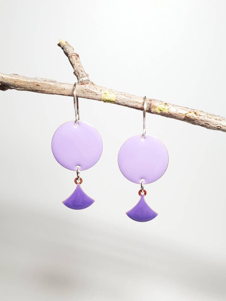Boucles d'oreilles, pendentifs en émail violet, Lily pour la vente par Jezabel Adornment
