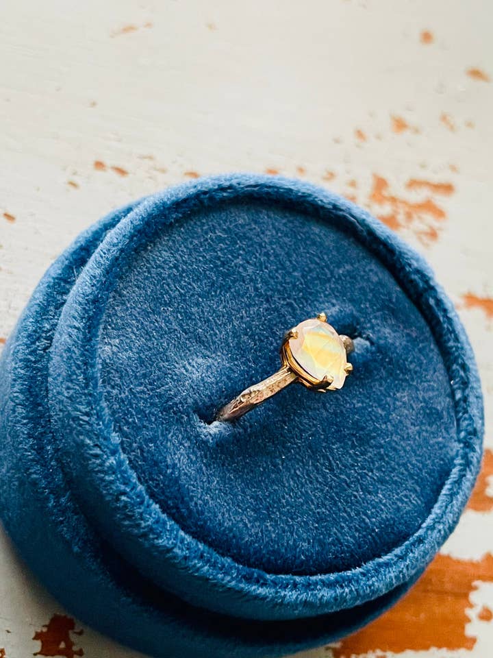 Anel Solitário de Pera com Pedra da Lua Arco-Íris Boémia por atacado de Peaces of Indigo