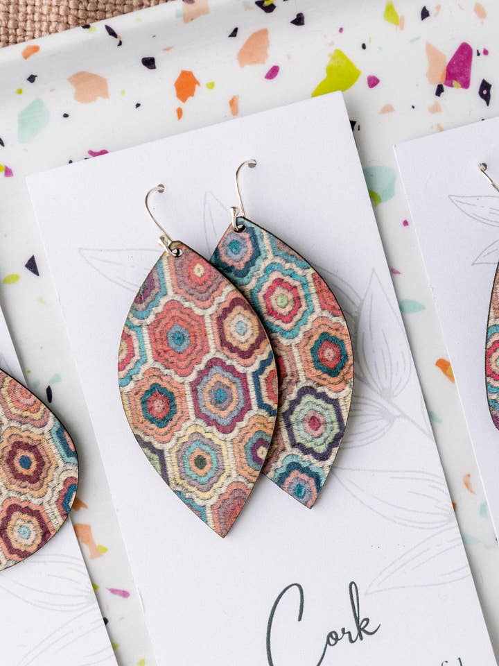 Broderade sexhörningar korkörhängen - Stort blad för wholesale av Hello Lovely Cork Co.