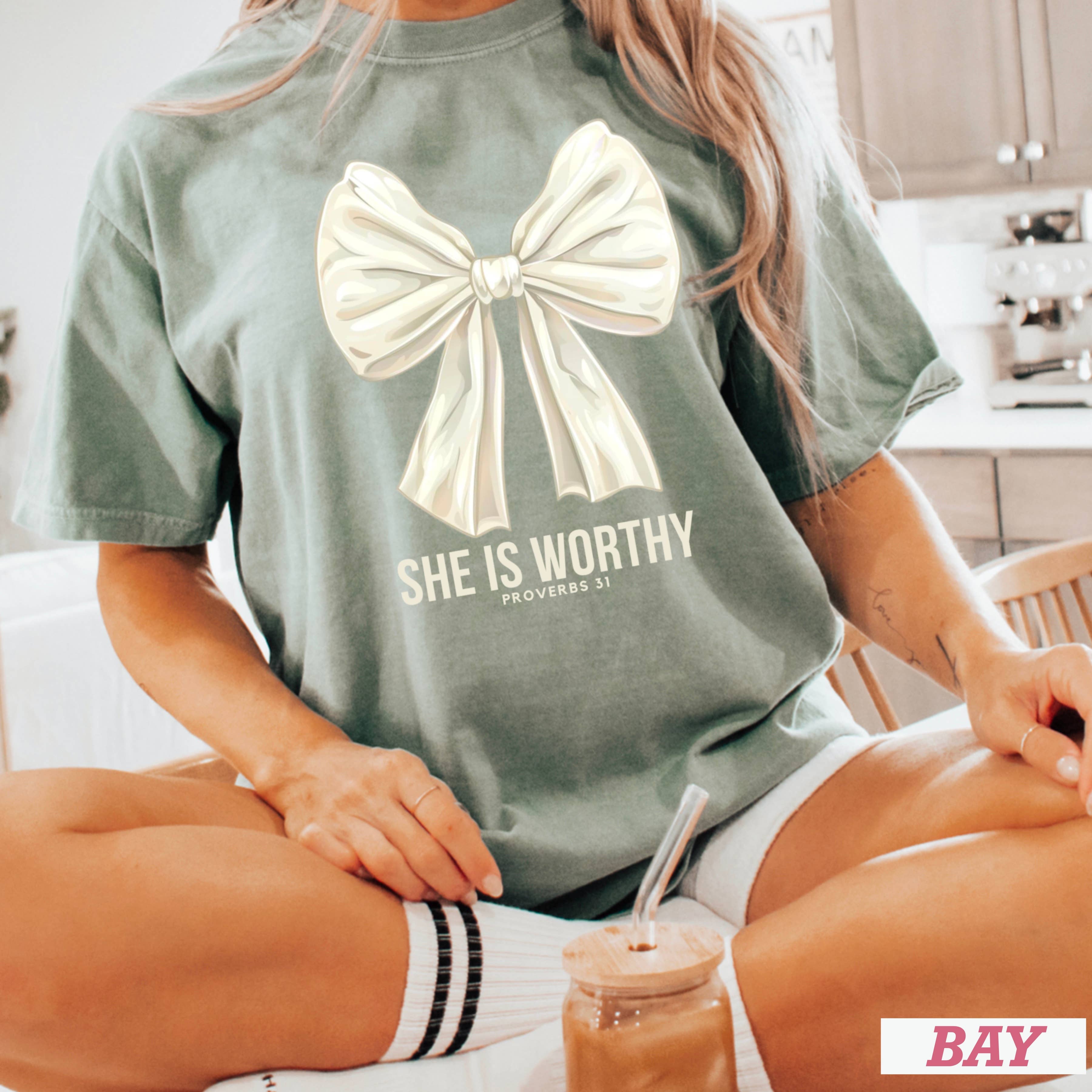Shoppe SHC - Venta al por mayor Camiseta estampada - Mujer - Camiseta estampada She Is Worthy | Christian Apparel | Comfort Color6