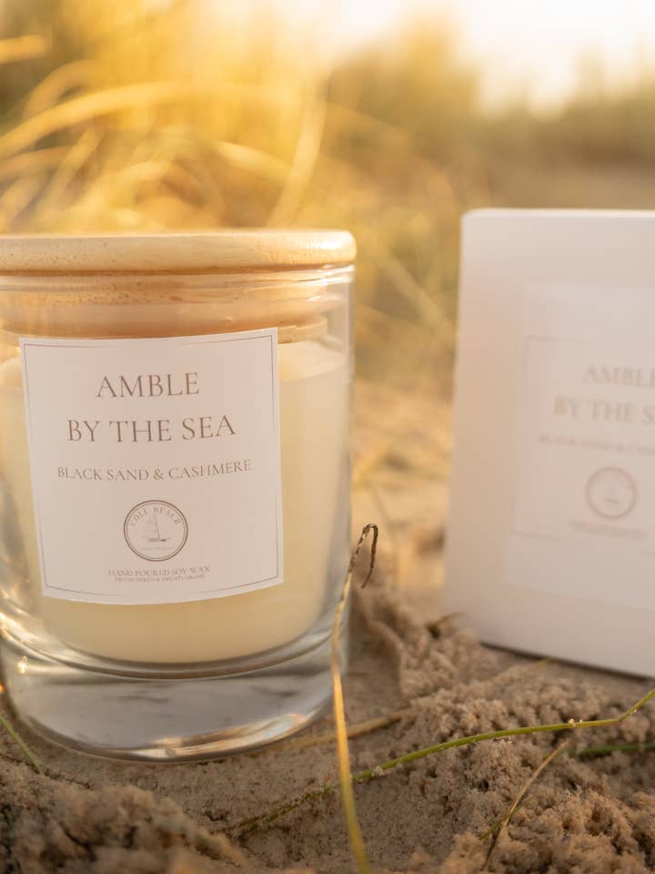 Amble by the Sea - Bougie de Luxe Coulée à la Main pour la vente par Cole Beach - Northumberland
