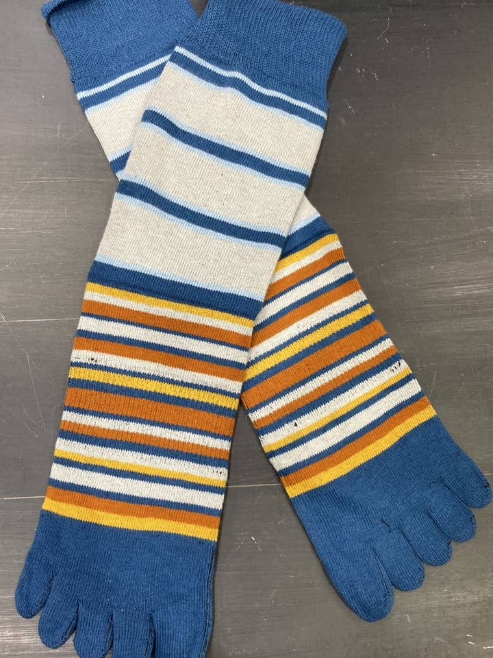 Chaussettes Grises 5 doigts multi rayures
bleue pour la vente par LES PETITS CAPRICES