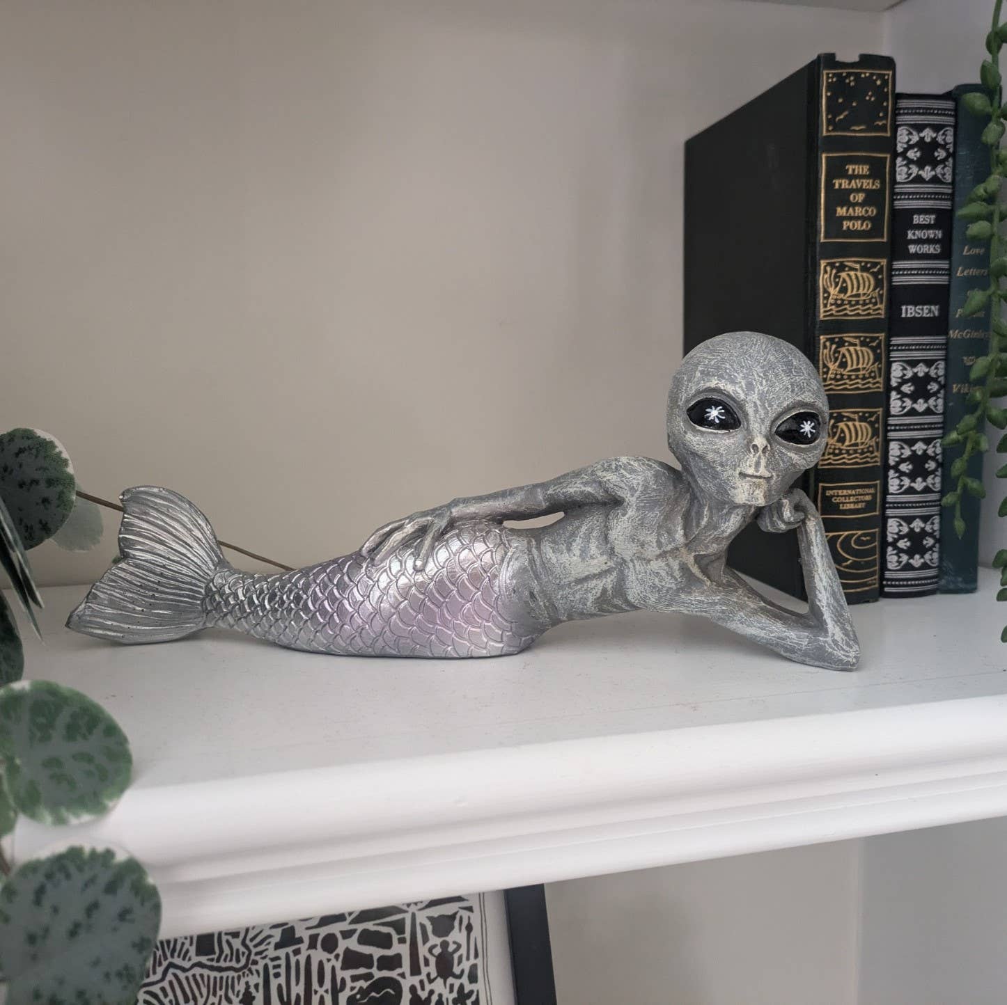 John Bernard & Company – Engroshandel Pyntefigur – Alien Invasion Sexy 10“ Liggende Merman Alien Statue Mermale10