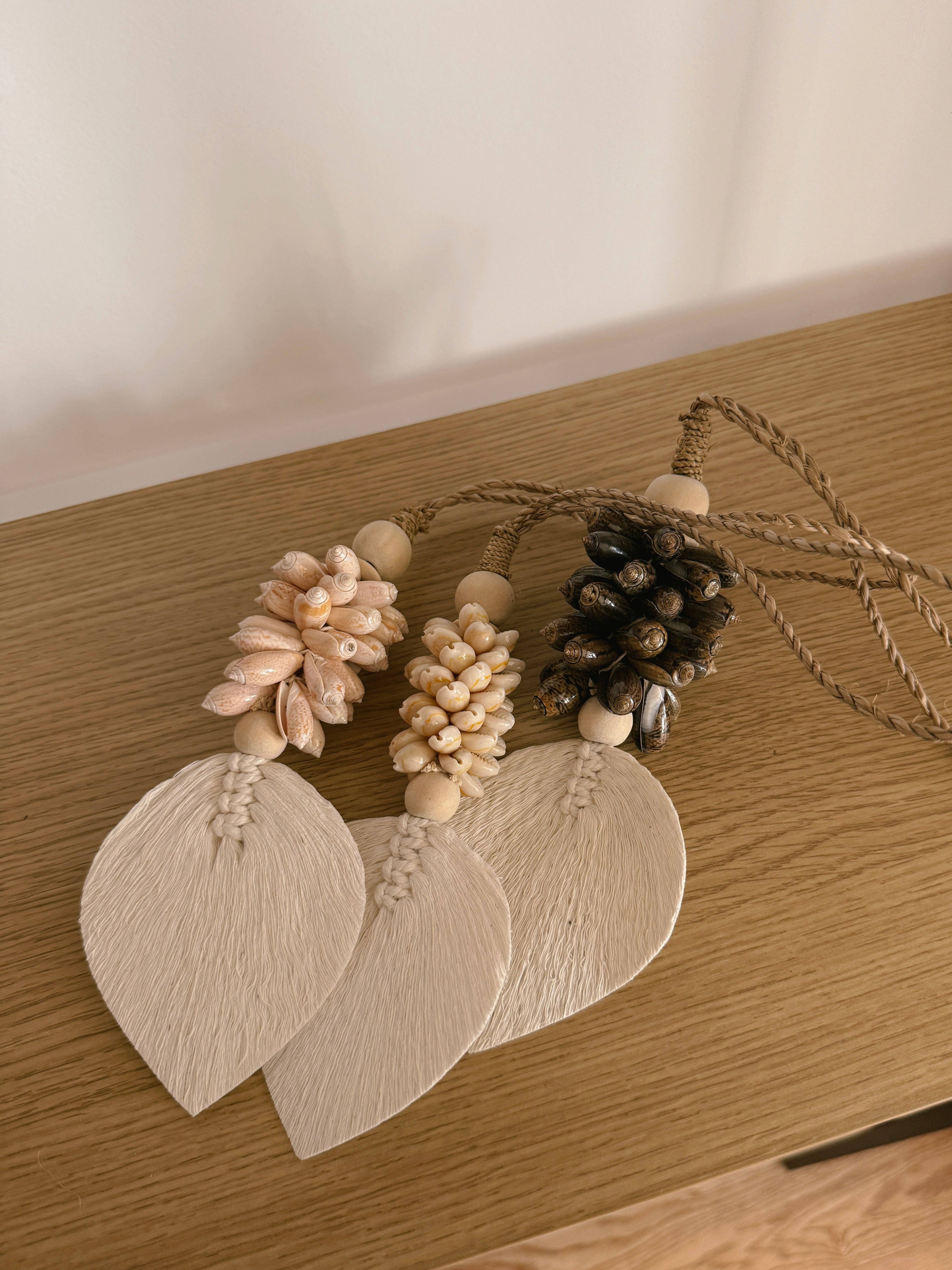 Uma Cantik - Wholesale Decorative Tassel/Wall Drop - Acessório Decorativo Alor Cowrie Leaf1