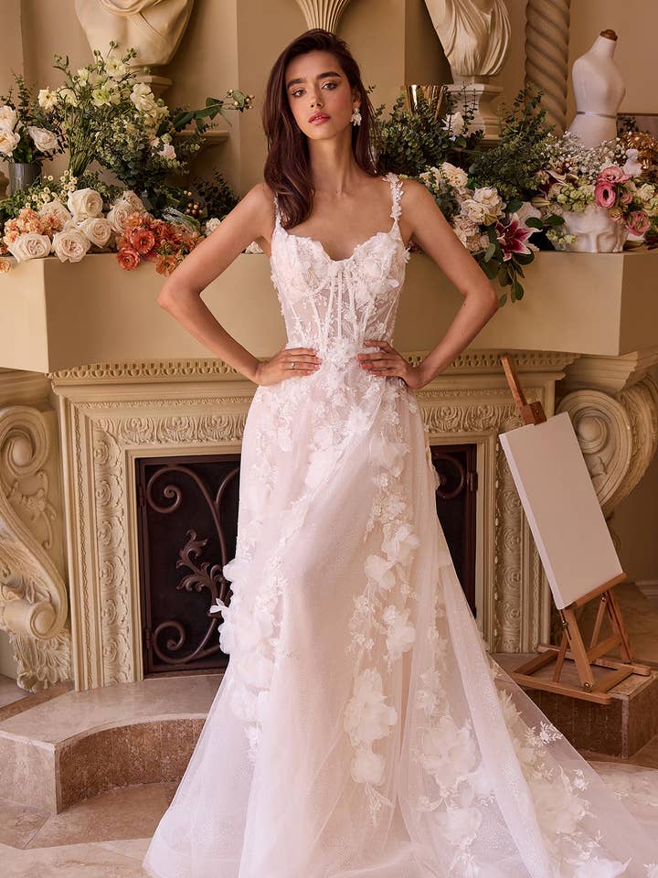 INVECKLAD BLOMMIG APPLIKATION A-LINE TYLL BRÖLLOPSKLÄNNING
 för wholesale av Ladivine by Cinderella Divine