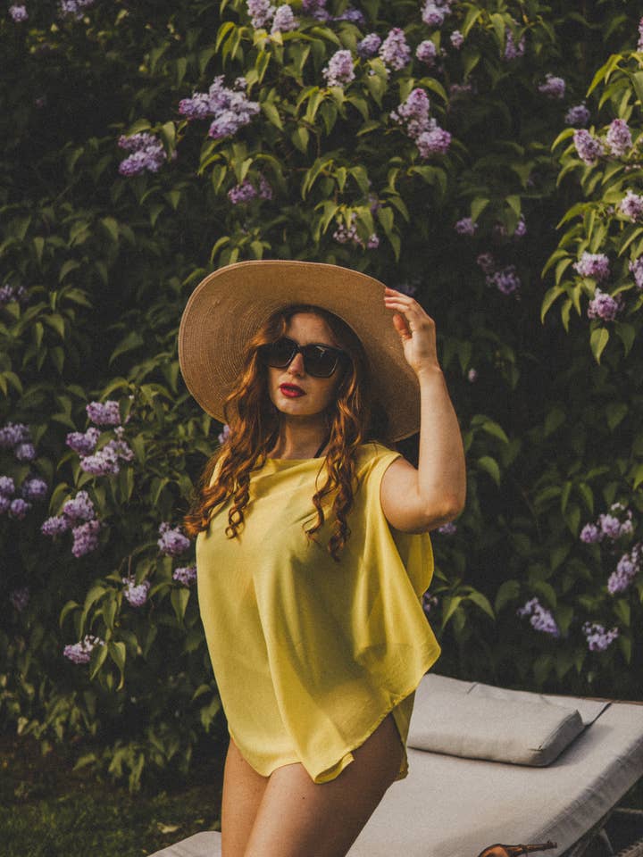 Housse de bain de plage en viscose jaune citron pour la vente par Xander Kostroma