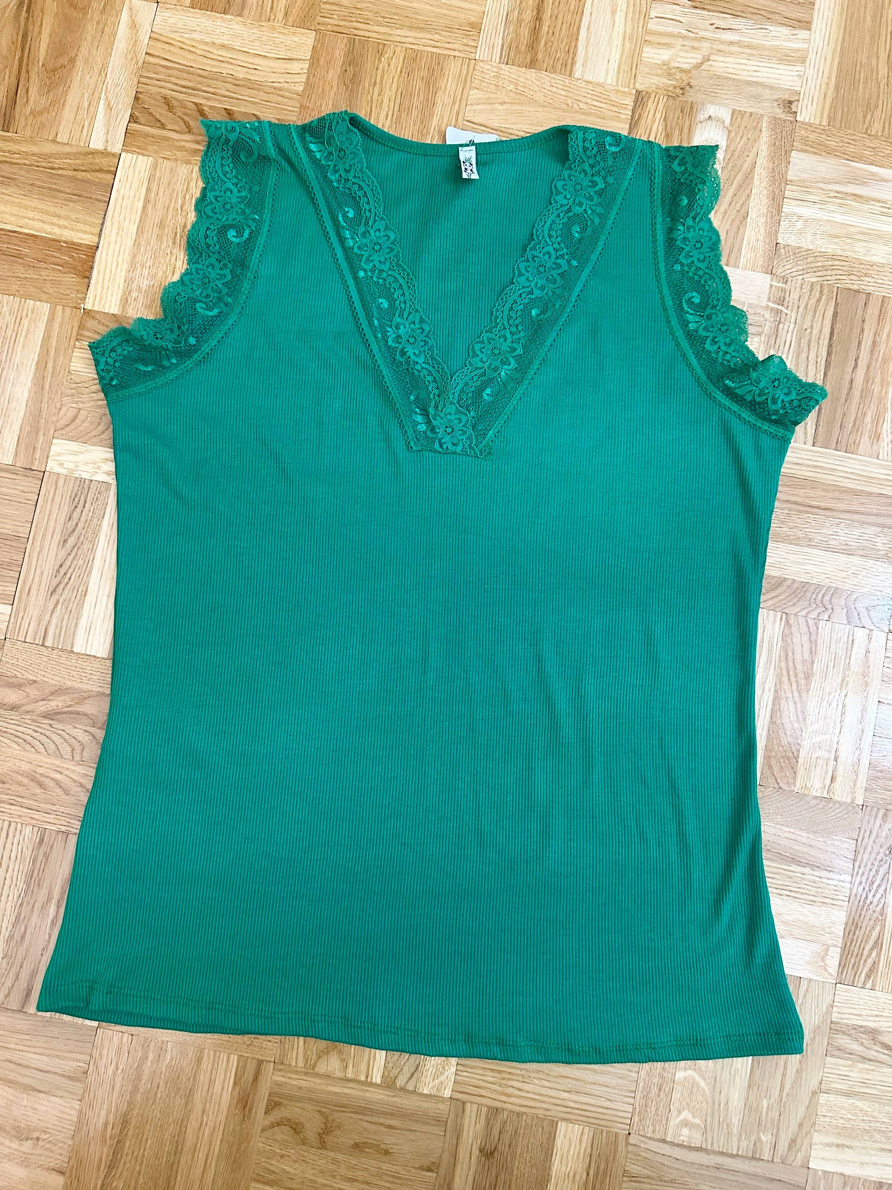 ZAFA PARIS – Engroshandel Tanktop – Kvinder – ZAFA PARIS ribbet top med V-hals og blonde i plus size7