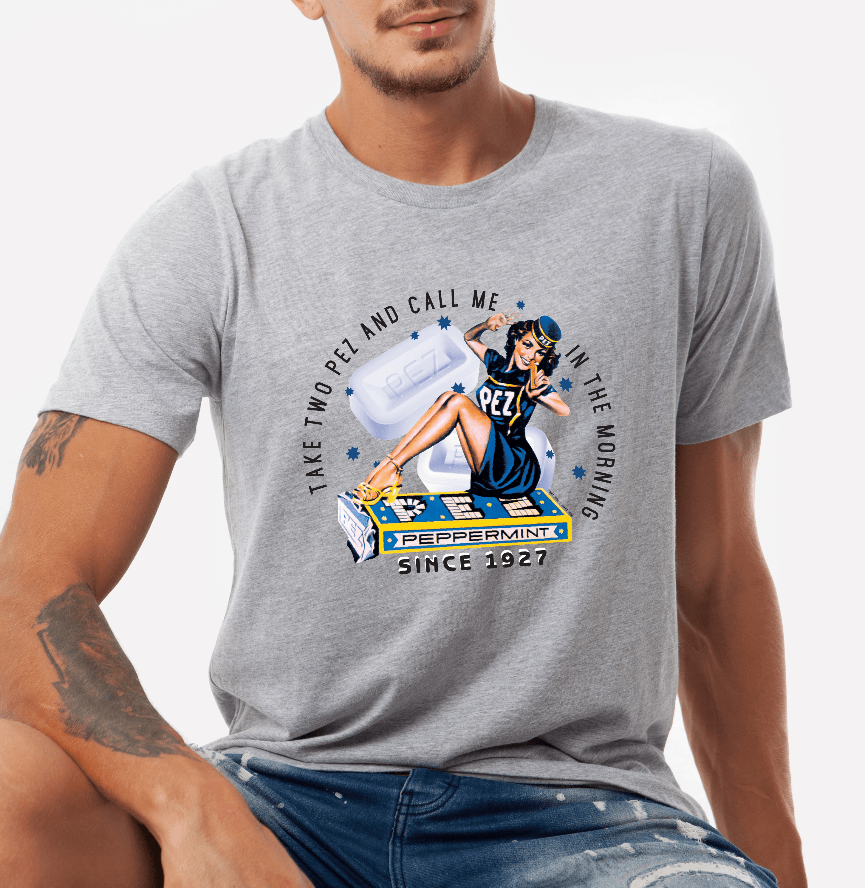 Gris Sport PEZ® Vintage Pin Up Girl | Prenez deux PEZ et appelez-moi le matin Tee en vente sur Faire2