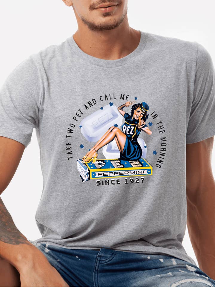Gris Sport PEZ® Vintage Pin Up Girl | Prenez deux PEZ et appelez-moi le matin Tee en vente sur Faire2