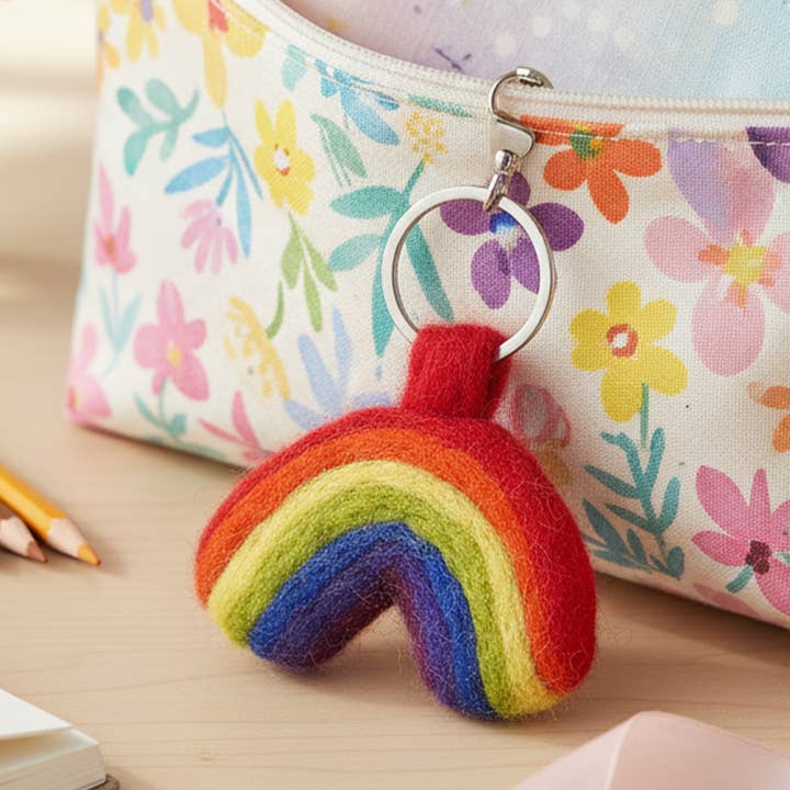 Llavero de fieltro con arcoíris Fairtrade hecho a para venta al por mayor de Felt So Good