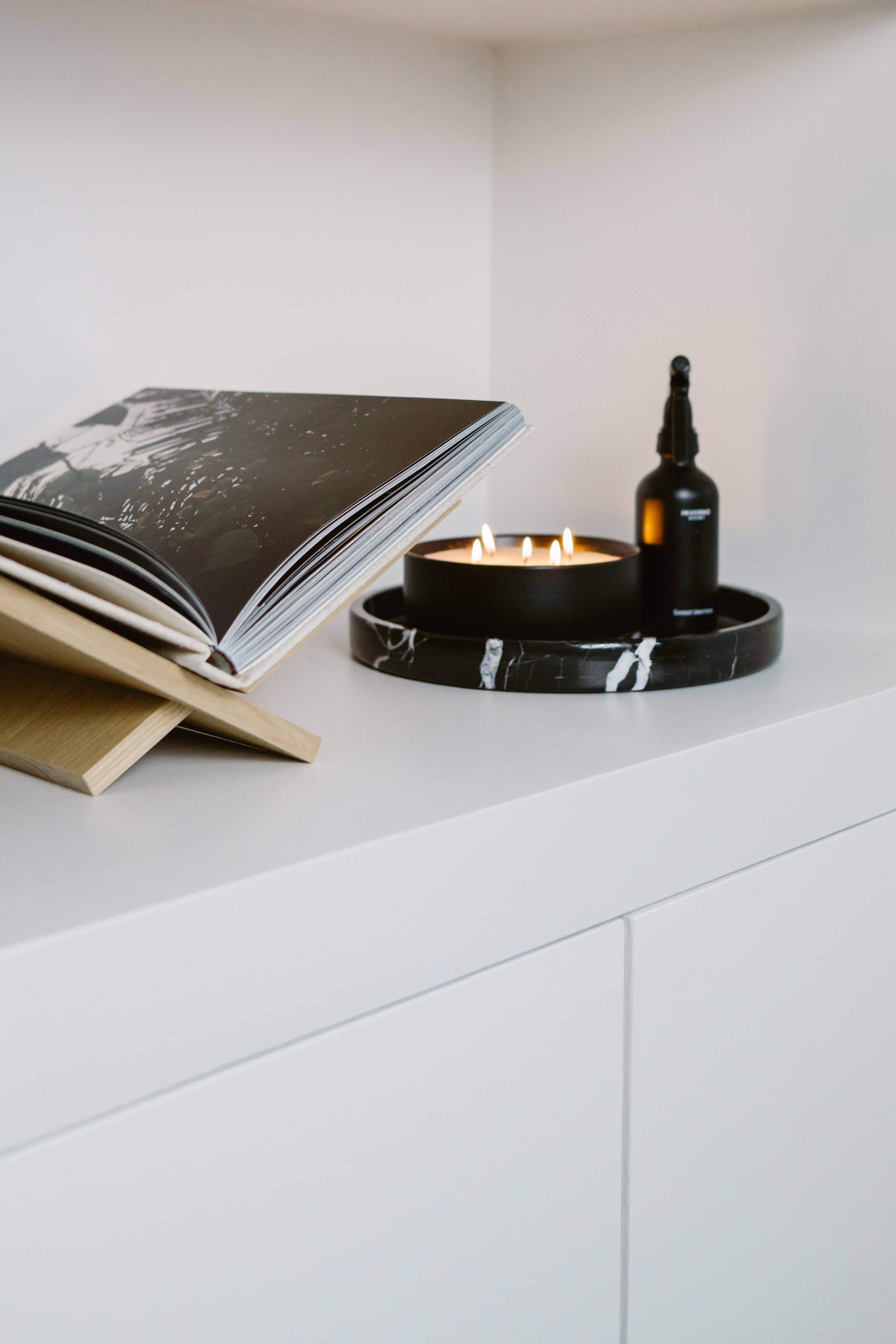 MOOISA B.V. - Wholesale Serving Tray - Marble tray round with edge Ø30cm black1