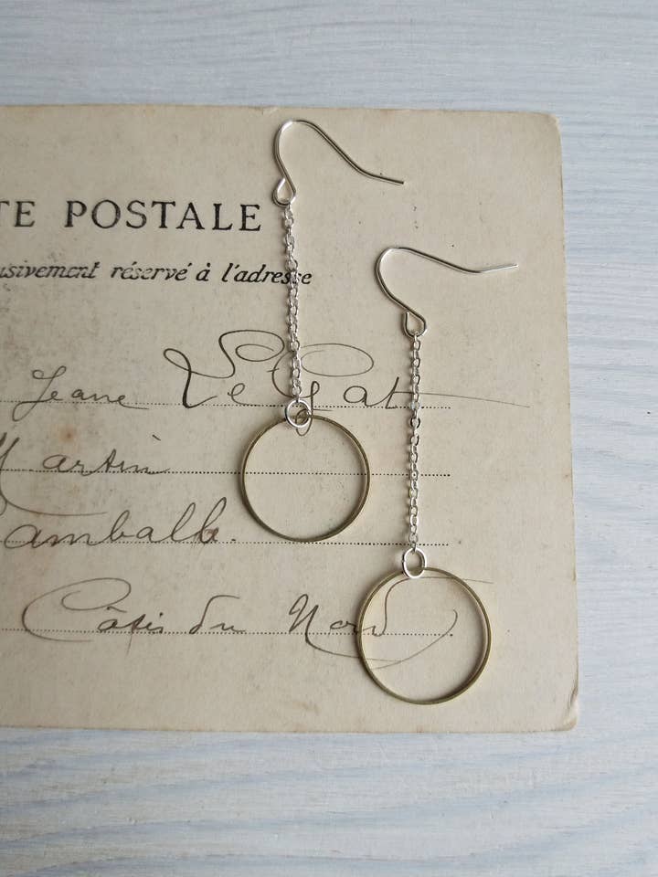 Aros modernos con cadenas - aros de latón sobre cadena de plata para venta al por mayor de The Magpie's Daughter