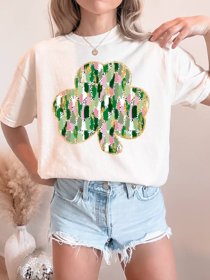 Broke Babes Wholesale – Engroshandel Grafisk t-shirt - Dame – Trendy preppy faux glitter shamrock komfortfarver t-shirt1