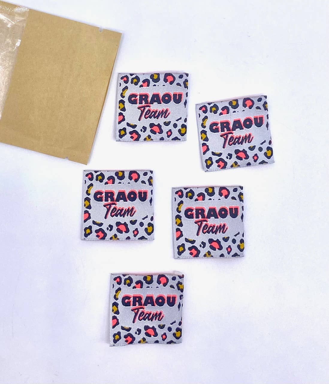 L’Étiquette Home Couture – Großhandel Bastelzubehör – Gewebtes Etikett zum Annähen "GRAOU TEAM" Fluo1