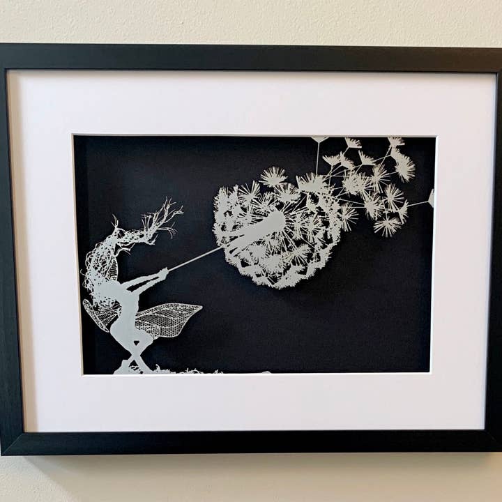 Dans med maskrosor - FANTASY WIRE Papercut Inramad för wholesale av Fantasywire