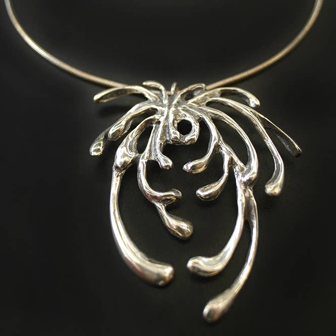 Collier maman asiatique pour la vente par Hi Octane | SilverBotanica