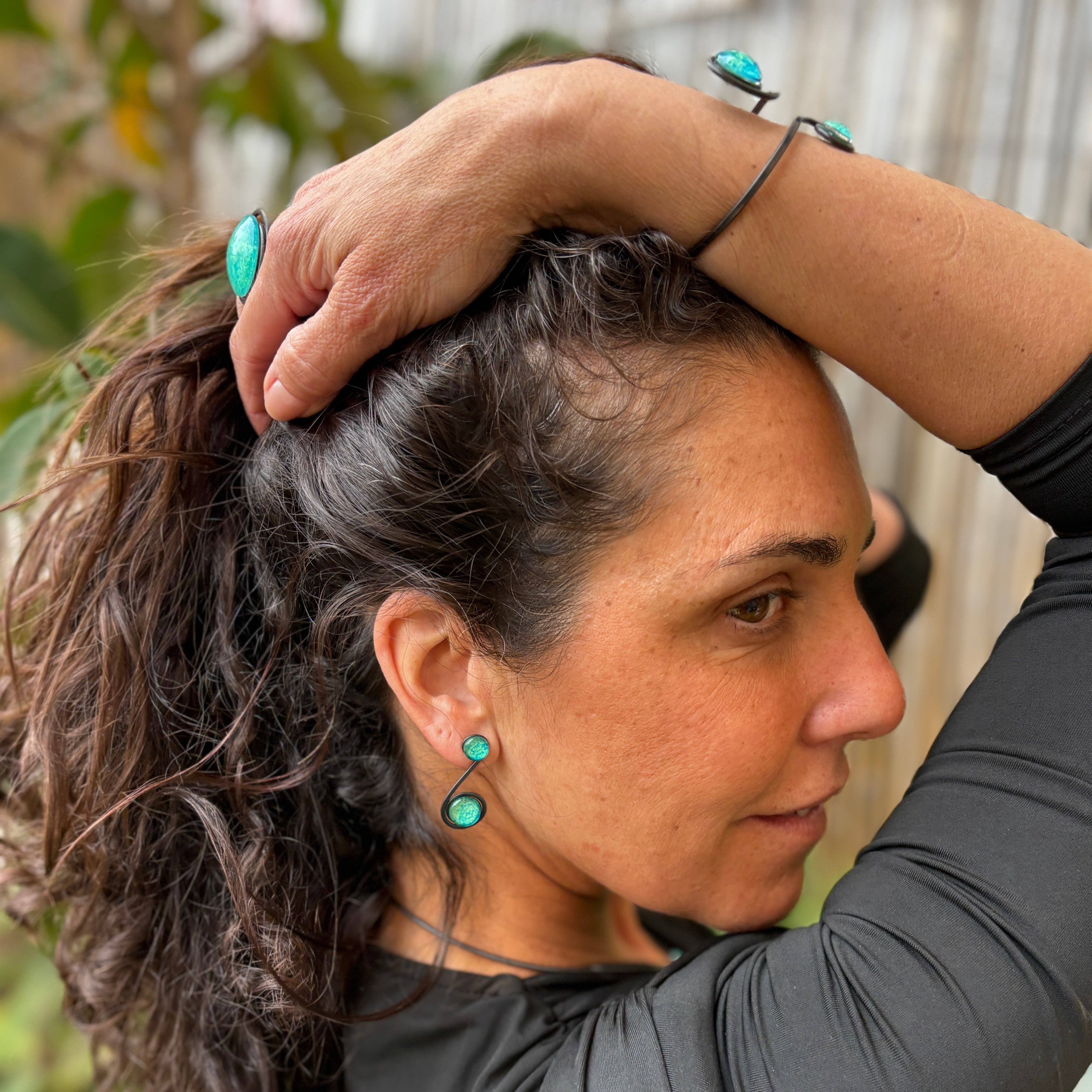 CAOMKA - Vendita all'ingrosso Orecchini pendenti - Orecchini "Doppio Sole Smeraldo" – Vetro fuso e ferro battuto.0