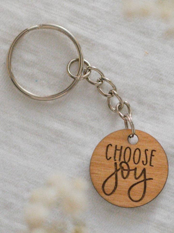 Choose Joy - Porte-clés catholique en bois pour la vente par Saint Clare and Francis