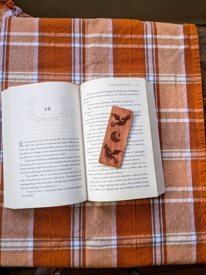 Marque-page en bois gravé Fantasy Dragon pour la vente par Stag and Branch