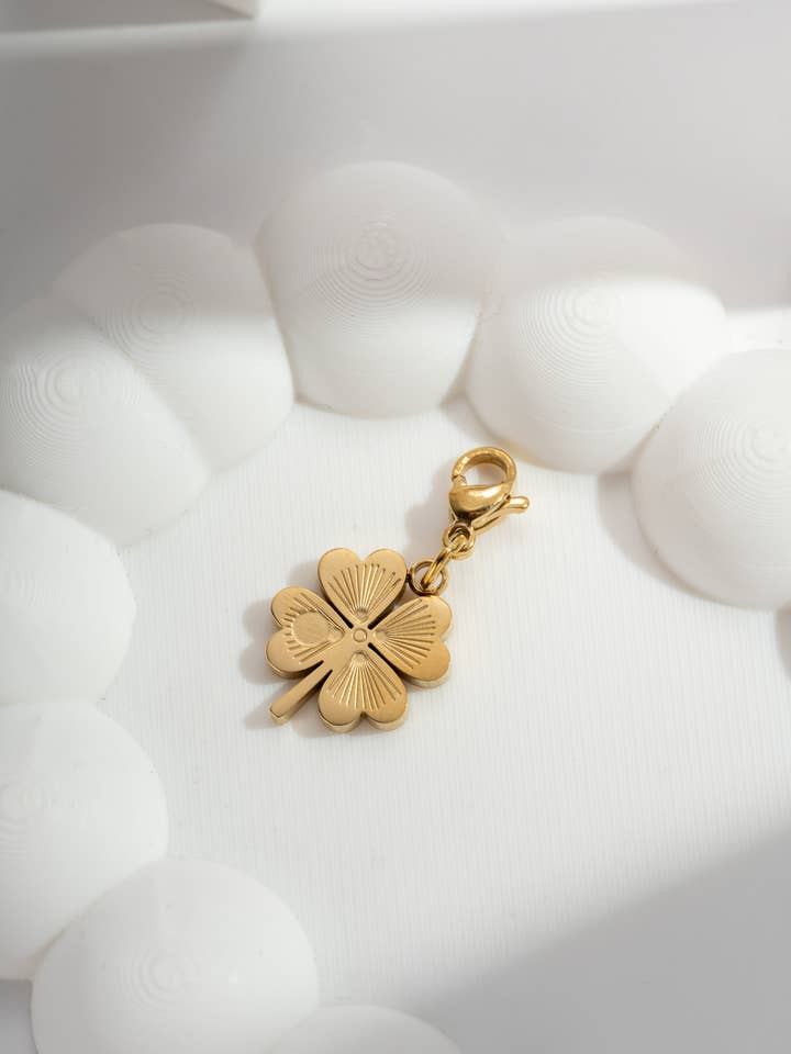 Charm Pendentif Acier Inoxydable Trèfle Doré Chance Élégance pour la vente par COSMOS