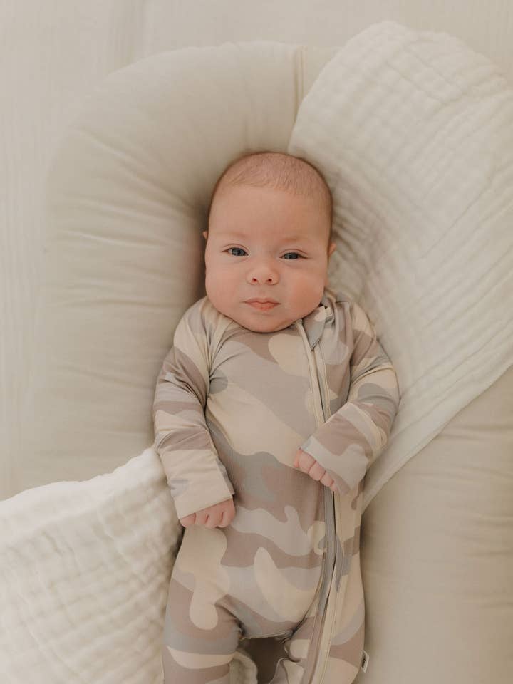 Forever French Baby - Wholesale Slaappak - Baby - Bamboe Rits Pyjama | Camouflage9