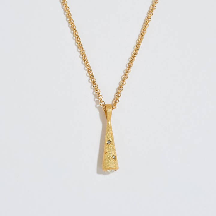 Collier Charm Comète Dorée Étincelante pour la vente par Claire Hill Designs