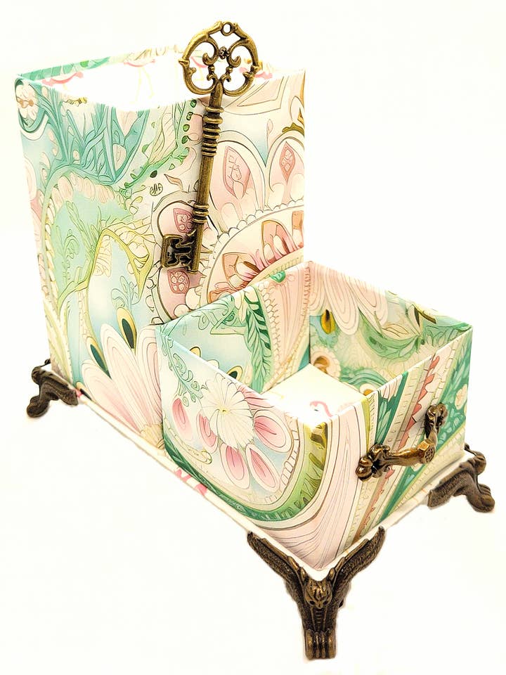 Skrivebordsorganisator til Penne og Clips med Antik Nøgle Accent - Pink og Grønne Bølger for engroshandel hos Chic Brico