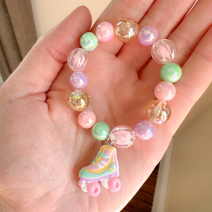Bracelet de fille avec breloque patin à roulettes en acrylique et perles pour la vente par Peach Tree & Co.