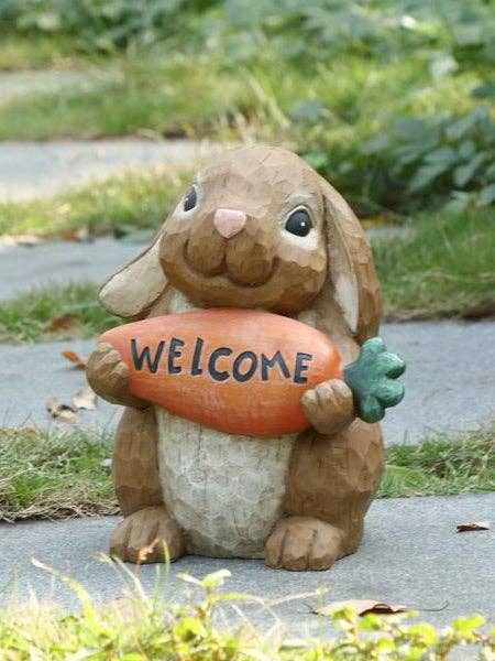 Hi-Line Gift Ltd. – Großhandel Schild für Außenbereich – Willkommensschild mit Karotte in der Hand in der Hand