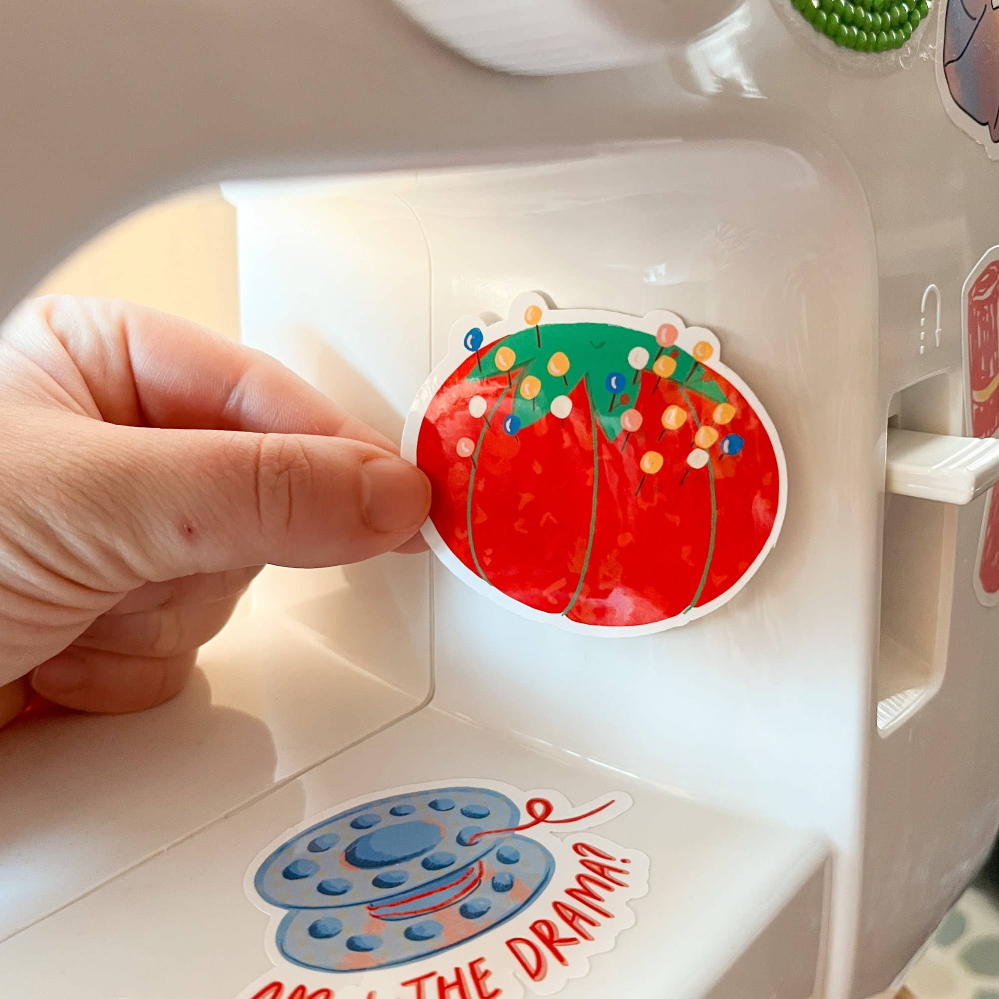 Laurenspired - Vente Autocollant - Autocollants en vinyle Red Pin Cushion, autocollant pour couette1