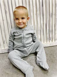 FOOTIE SLEEPER - GRIS pour la vente par Love That Cotton