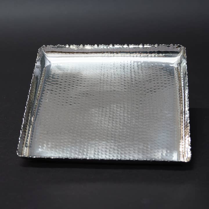 Grande piatto quadrato martellato con bordi strappati per la vendita all'ingrosso da parte di India Handicrafts Inc