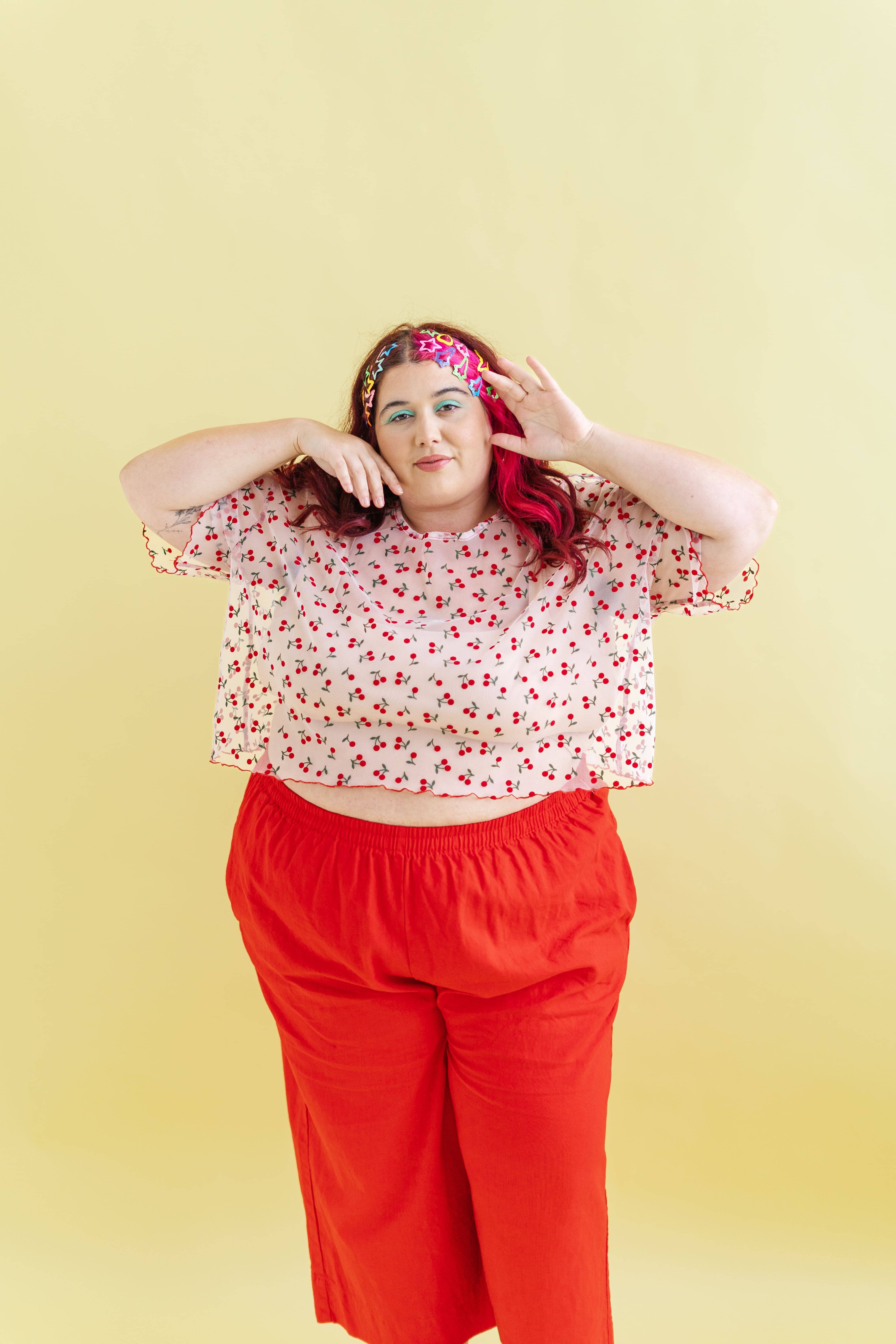 Nettle Studios – Blusa - Mulher por atacado – Blusa de Camadas em Malha de Cereja para Mulher Tamanho Grande Inclusivo8