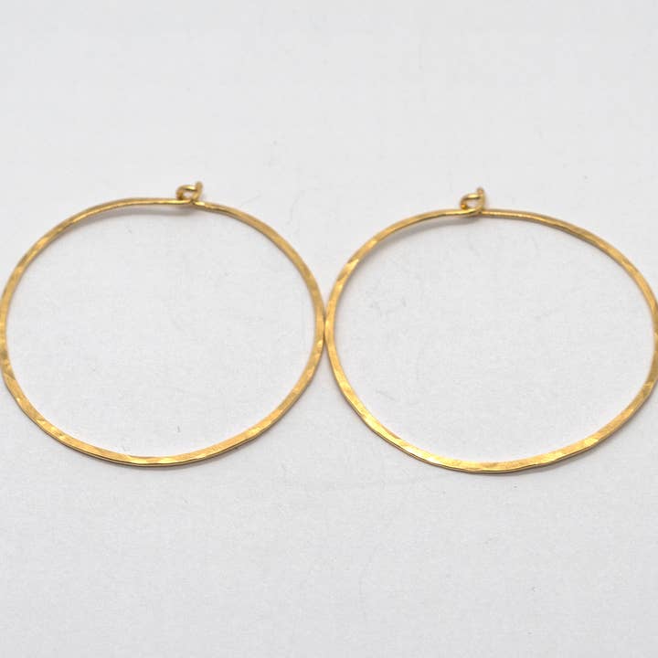 Orecchini a cerchio grandi in oro martellato per la vendita all'ingrosso da parte di Sista Jewelry