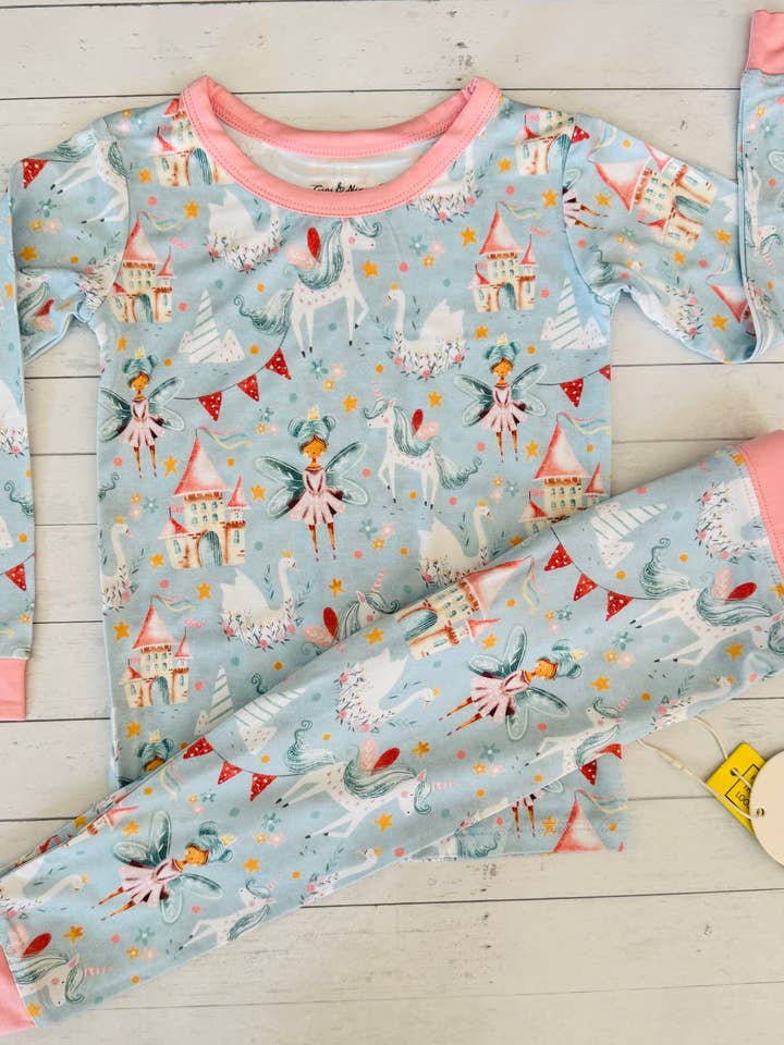 Le pyjama deux pièces Peyton pour la vente par Gigi & Ninny Co