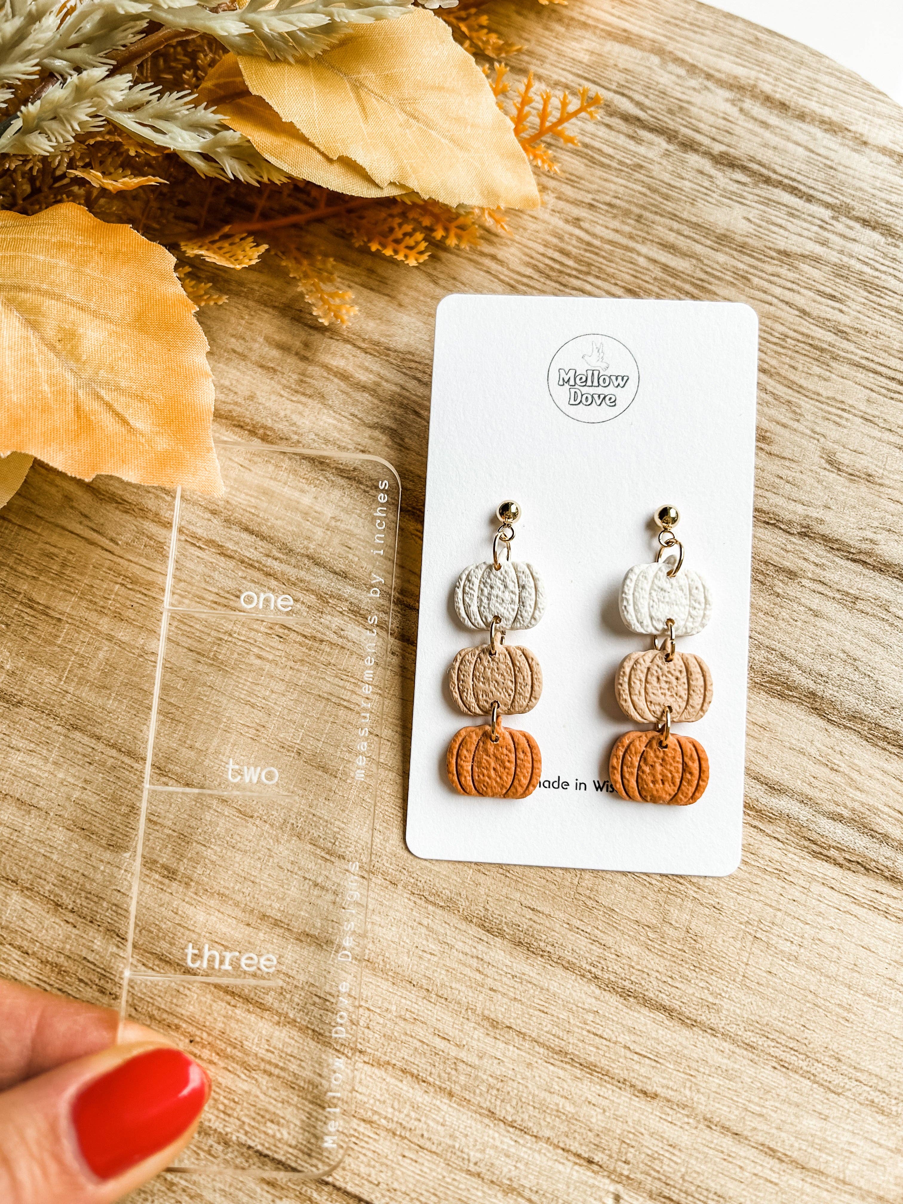 Mellow Dove Designs – Großhandel Ohrhänger – Neutrales Kürbis-Trio | Boho-Clay-Ohrringe für Herbst und Herbst2