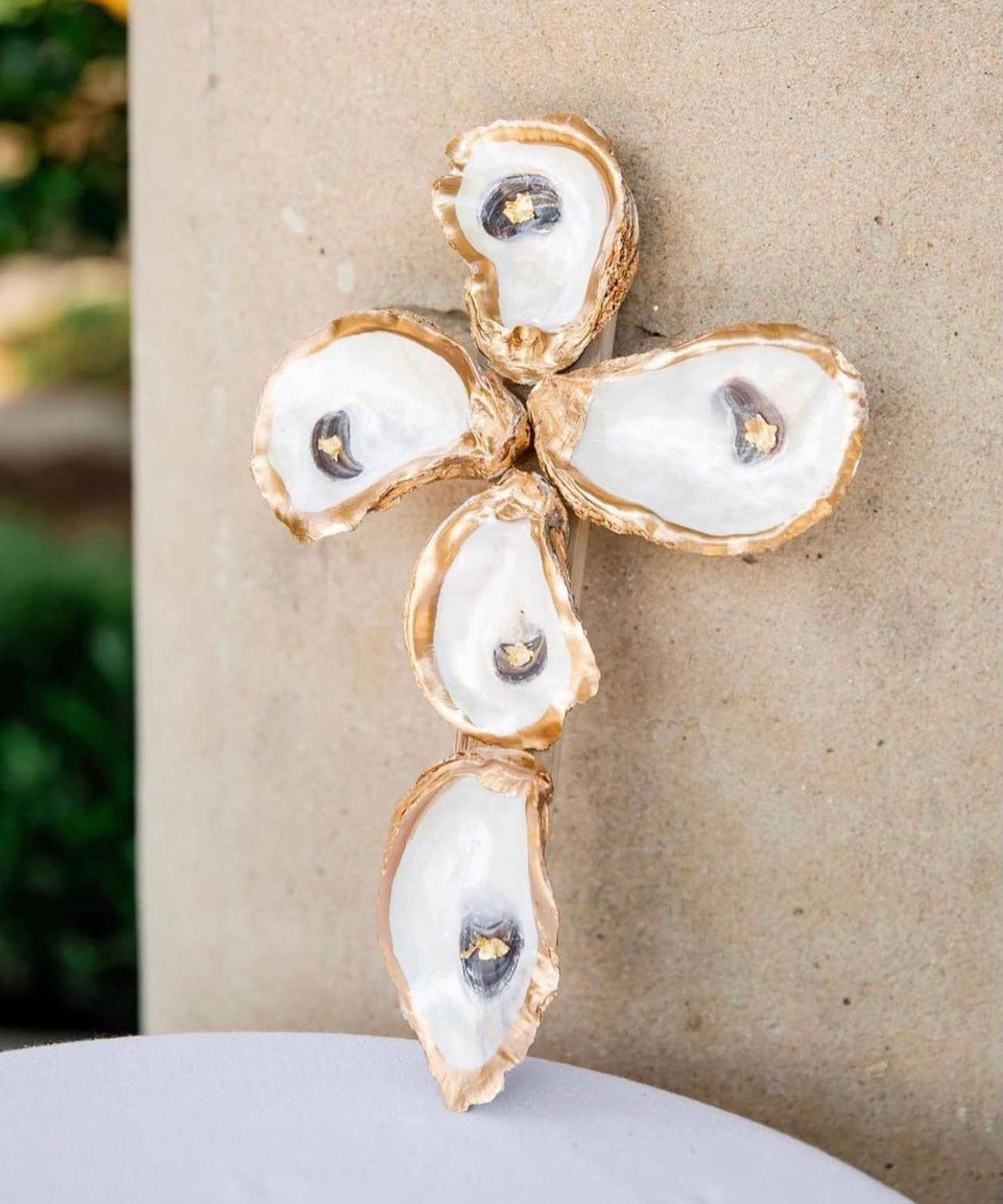 Creole Pearl Designs – wholesale Väggkors – Klassiskt kors av guldfärgade ostronskal1