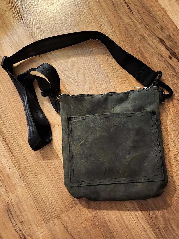 Sac à bandoulière-Army Green Leather pour la vente par Shift Clothier, Inc.