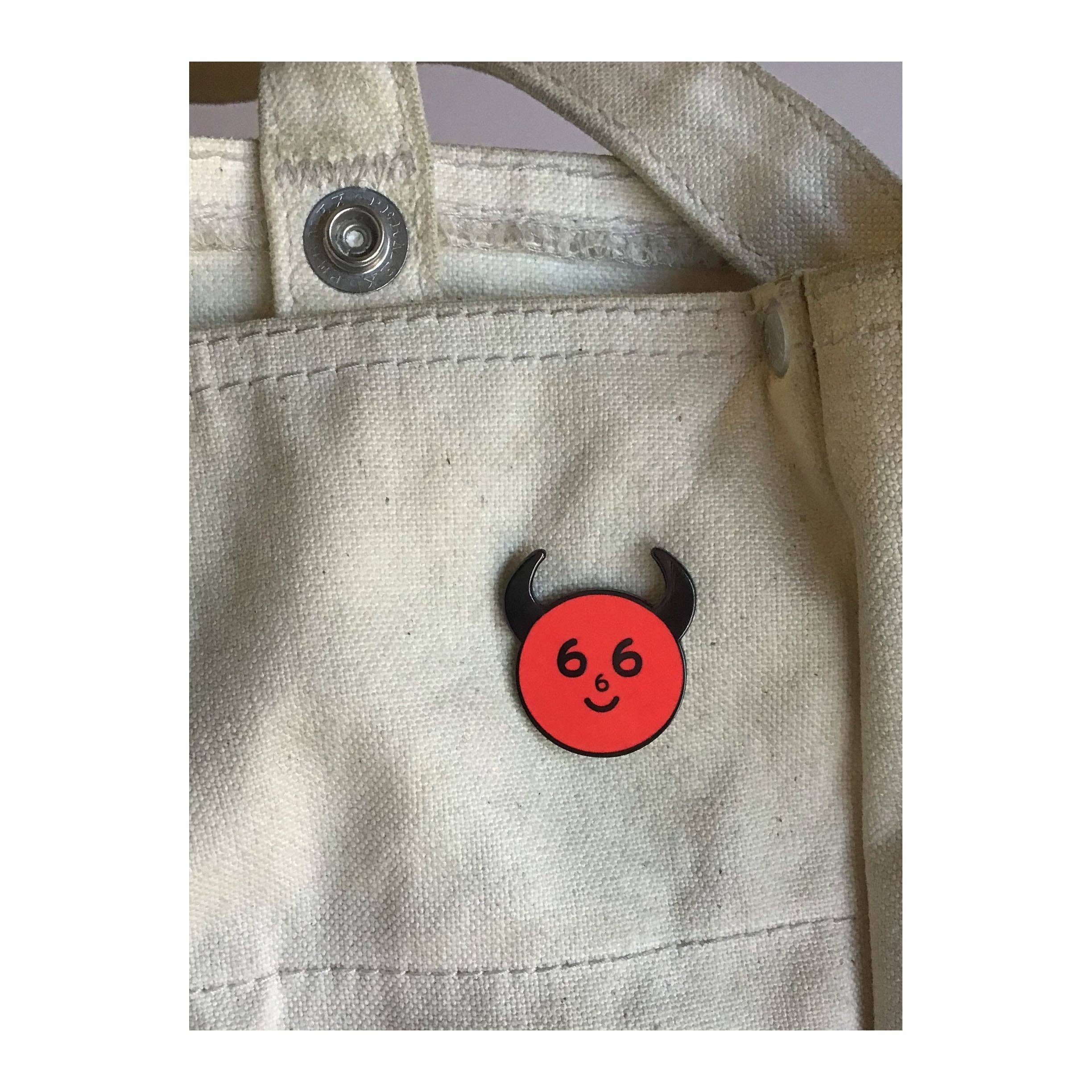 AMBIENT FRIEND – wholesale Nål och knapp för kavajslag – 666 DJÄVULEN pin1