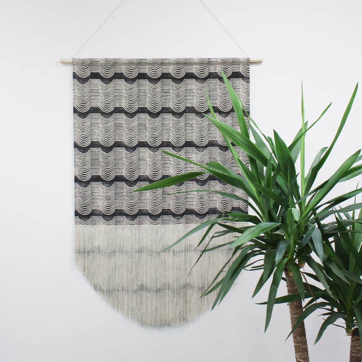 Stor våg vägg hängande i svart för wholesale av Julia Canright