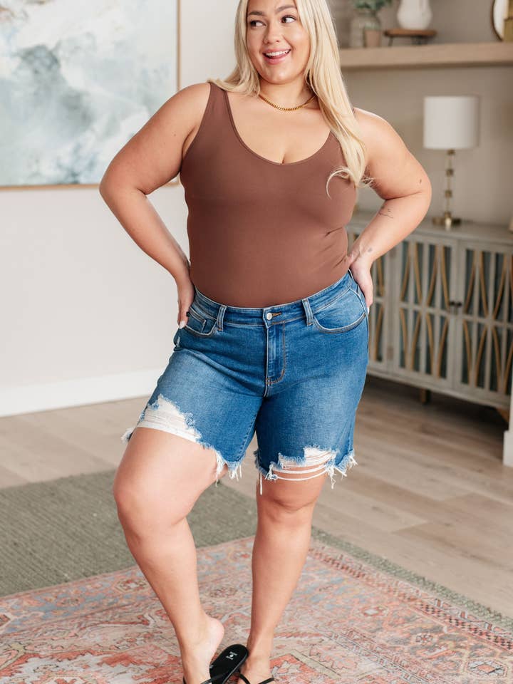 Kelsey Mid Rise Distressed Cutoff shorts för wholesale av Simple Blessings Boutique