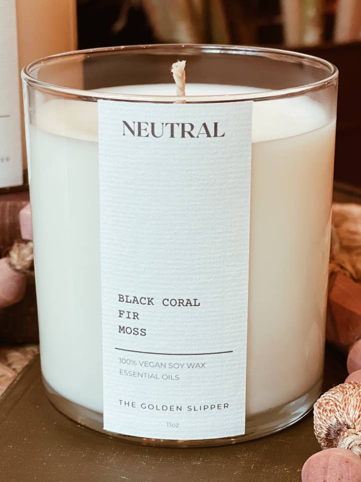 Bougie Végétalienne en Cire de Soja "Neutre" Corail Noir + Sapin + Mousse pour la vente par The Golden Slipper