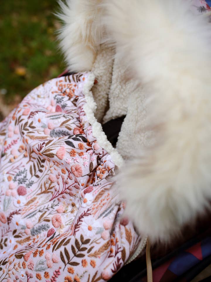 vattentät fotmuff för barnvagn - Blommig (2 storlek) för wholesale av Babyly