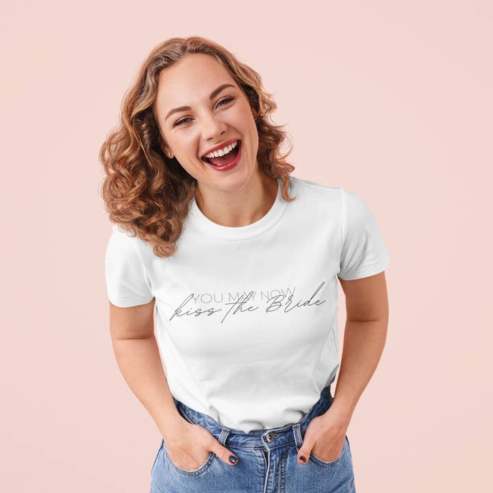 „You May Now Kiss the Bride” Tee - Bruidskleding voor wholesale door Never Knew I Needed