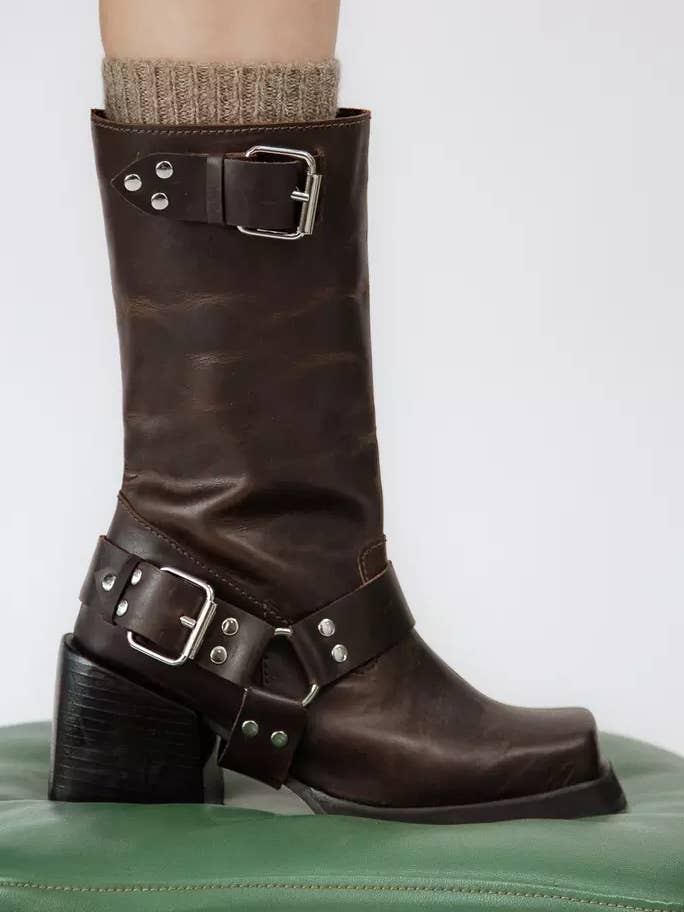 Braune Kuss-Bikerstiefel mit Plattenschnallen für den Großhandel von Amén